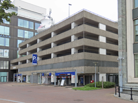 901689 Gezicht op de parkeergarage aan de Rijnkade te Utrecht, met op het dak de zeven meter hoge aardenwerken theepot, ...